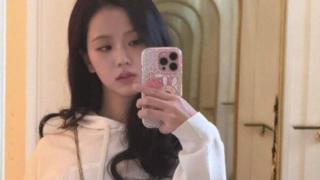블랙핑크 지수, 파리에서의 '냉미녀' 비주얼 과시…월드투어 중 잠시 즐긴 여유로운 일상