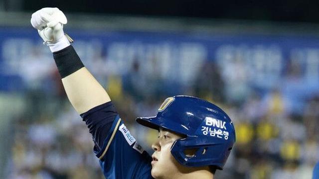 NC 김형준, 달아나는 솔로포 폭발…WC 최다 홈런 신기록[WC]