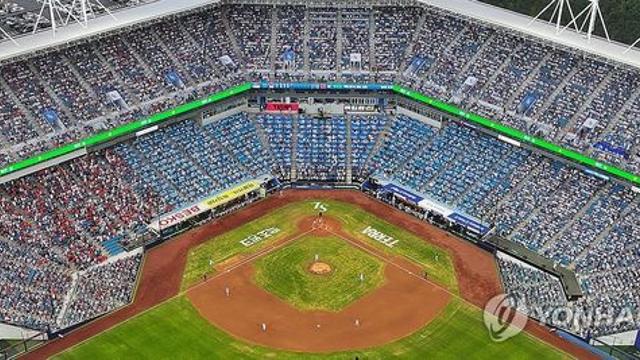 궂은 날씨에도 대구서 열린 프로야구 와일드카드 결정전 매진