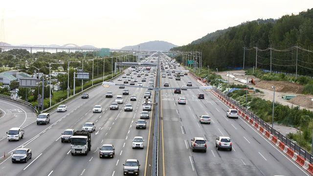 '이른 새벽에 성묘 마치고 곧바로..' 이번 추석 당일, 차례 끝나자마자 무려 '667만대' 몰렸다는 국내 장소