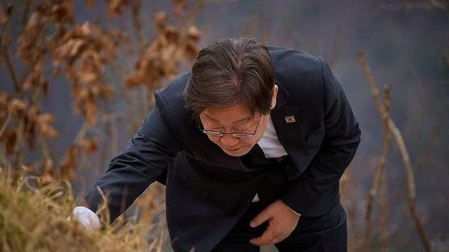 이 대통령, 부모 선영 참배…“모두의 대통령 다짐 다시 새겨”