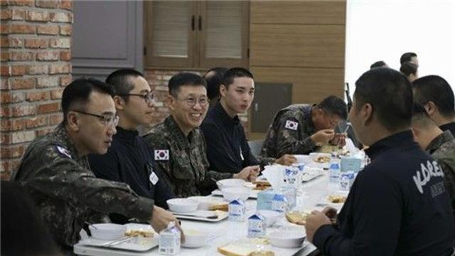 육군총장, 추석날 훈련병들과 식사…