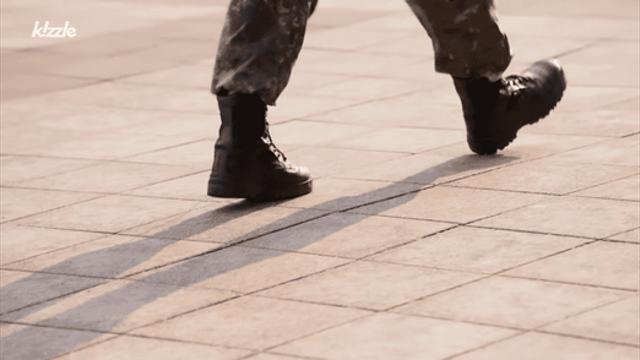 여군이 팔을 다쳐 신발끈을 못묶는다면?