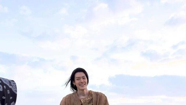 김우빈, 넷플릭스 '다 이루어질지니' 속 '장발 지니' 변신…신비로운 비주얼 화제