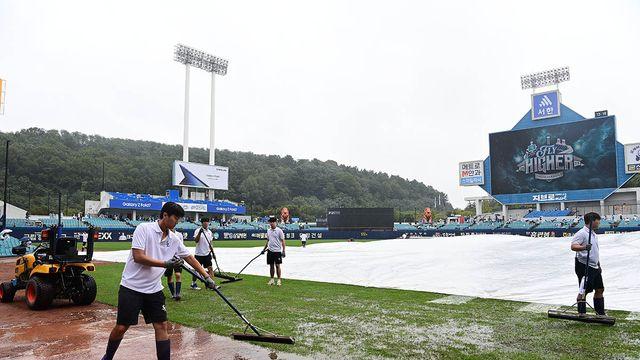 라팍 대형 방수포 걷고 정비 시작! 6일 NC-삼성 WC 1차전 지연 개시 예정→KBO 