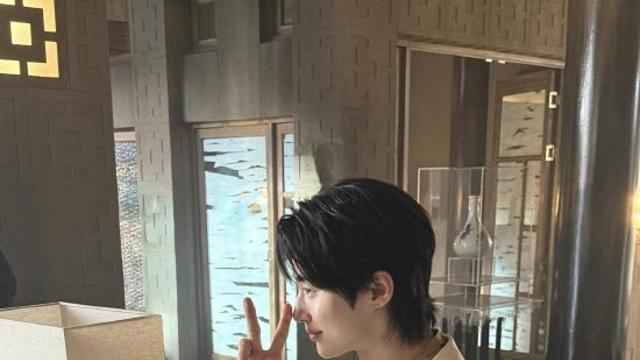 변우석, 추석 연휴에도 조각 외모 자랑…