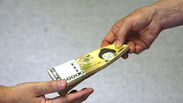 명절 준비한 며느리에 100만원씩 주는 시어머니...남편 