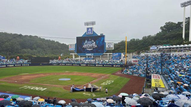 15분 전인데 이게 무슨 일이야, 거세지는 빗줄기→대형 방수포 재등장…2차전도 지연 개시[WC2]