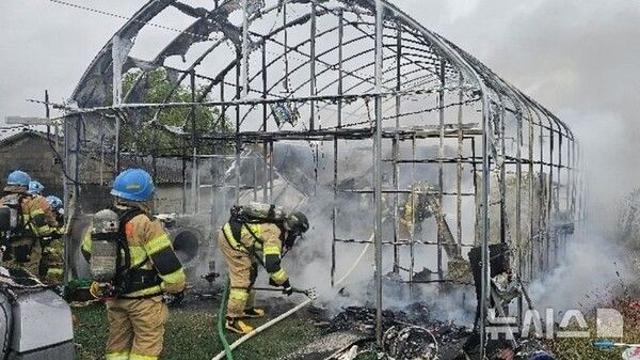 인천 비닐하우스 화재로 1명 화상…전기배선 발화 추정