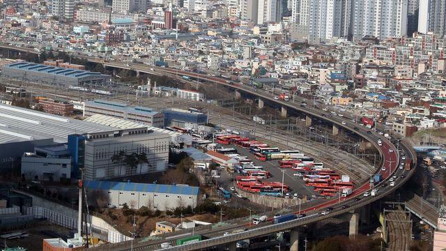 부산 동서고가로서 8중 추돌 발생...4명 병원 이송