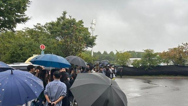 ‘비니시우스 사인 원해요’ 비도 막지 못한 축구팬 열정, 한국 ‘레알+맨유’ 조합 출격 예상