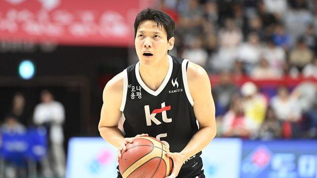 프로농구 KT, 현대모비스와 연장 혈투 끝 74-73 승… 리그 3위 도약