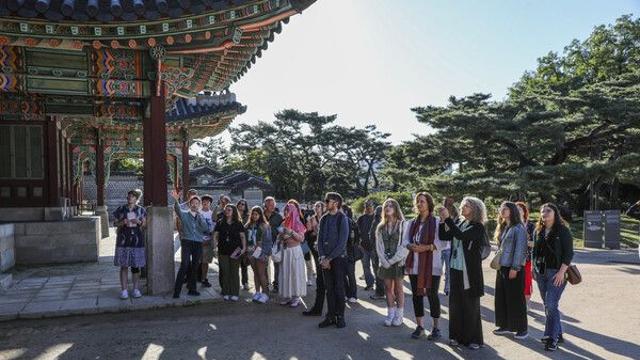 창덕궁 숲길 산책 투어 ‘아침 궁을 깨우다’…가을 '궁중문화축전' 포문 [포토]