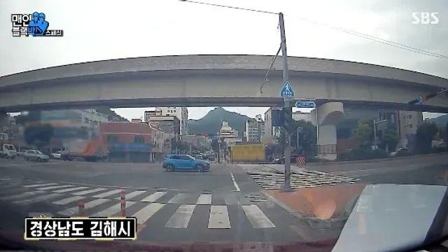 횡단보도 직전에 서 있는 자량