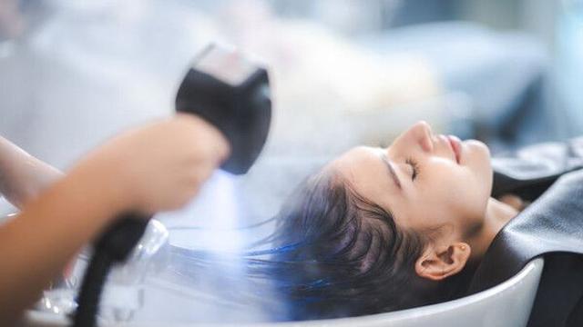 미용실서 머리 감을 때 '이 자세' 조심…불구될 수도