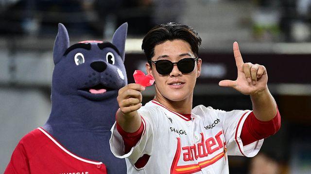 '한화 울렸던 역전 투런포' SSG 신인 포수 이율예, '구단 최초 역사 썼다!' 준PO 엔트리 승선…'WC 미출전' 삼성 박병호도 동행