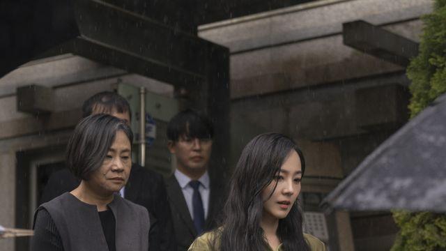'퍼스트레이디' 유진, 폭우 속 '참회의 무릎 사죄' 현장