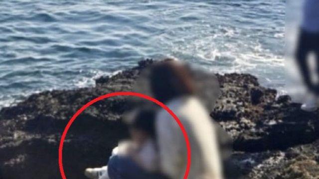 ‘용머리해안’서 아이 용변보고 바다로 ‘휙’…中 관광객, 또 논란