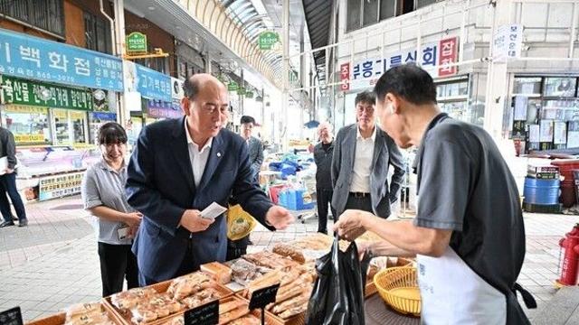 박형덕 동두천시장, 추석 앞두고 전통시장 방문…“시민과 함께, 더 풍성한 한가위”