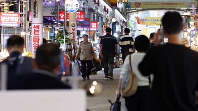 2%대 상승률에도 외식가격 고공행진·집값 들썩…연말 서민물가 불안 재현되나