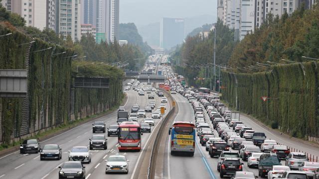 연휴 엿새째 귀경길 일부 정체...부산→서울 6시간50분