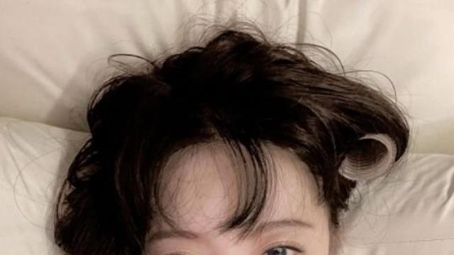 '발명가' 구혜선, 직접 개발한 '납작 헤어롤' 모델 변신…침대 위 인형 미모 과시