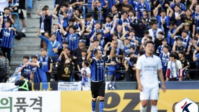 '무고사 선제골' 인천, 수원과 1-1 무승부...승점 10 차이 유지