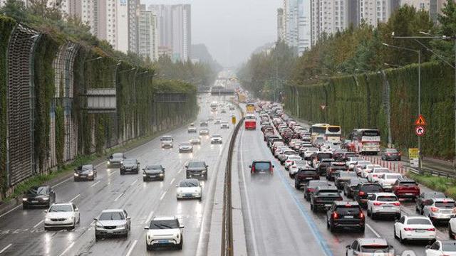 연휴 막바지 귀경길 정체 완화세…부산→서울 4시간30분