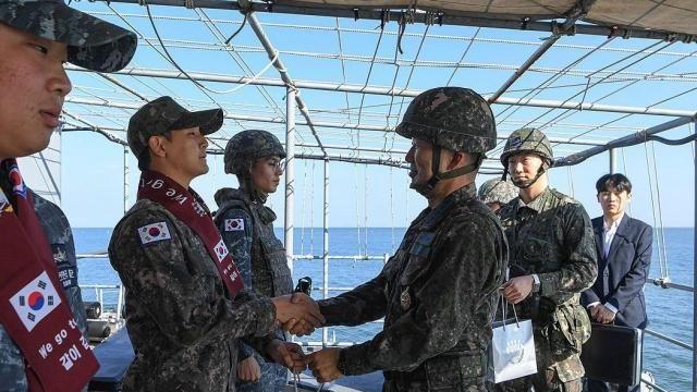 진영승 합참의장, 연평부대 점검…