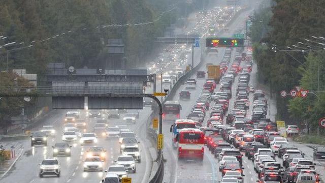 연휴 엿새째 낮 귀경길 정체 계속…부산→서울 7시간30분