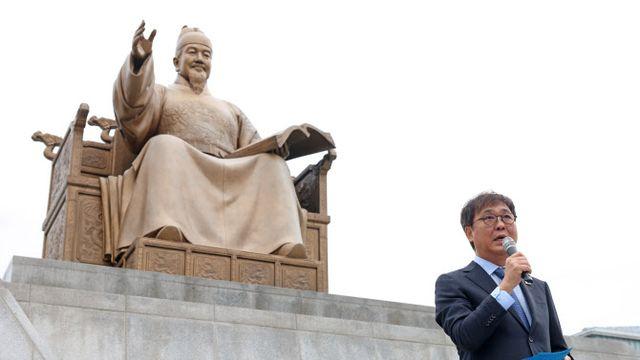 추석연휴 경복궁 찾은 최휘영 장관 “한국문화 열기 이어가야”