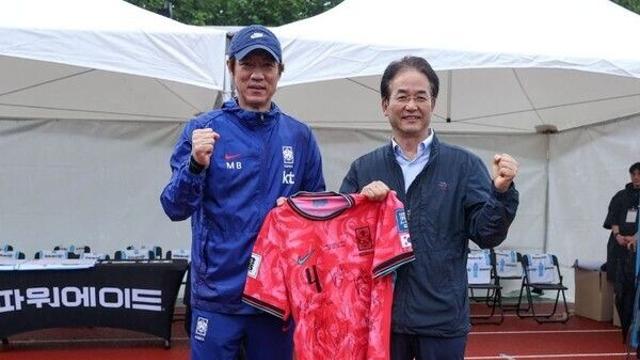 이동환 고양시장, 고양종합운동장 찾아 손흥민 등 선수 격려