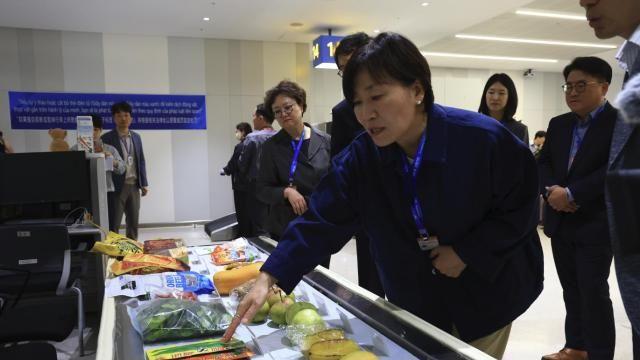 연휴 마지막날 공항 찾은 송미령 장관 