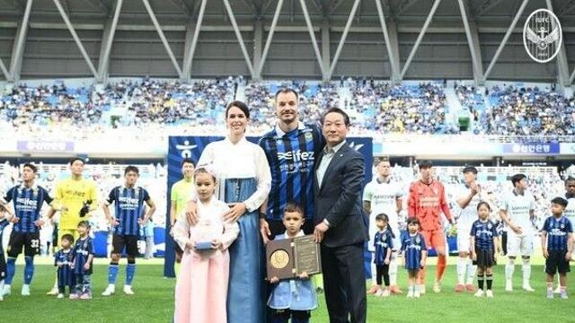 인천 공격수 무고사, 지역사회 발전 공로 '인천 명예 시민'됐다