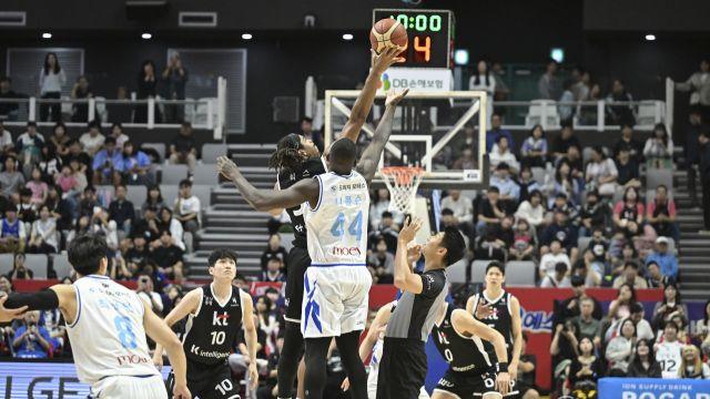 프로농구 KT, 삼성에 74-66으로 승리해 단독 선두 [포토뉴스]