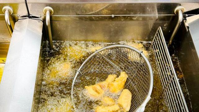 GMO 완전표시제 놓고 '가격 논란'…BBQ·교촌 언급, 왜?