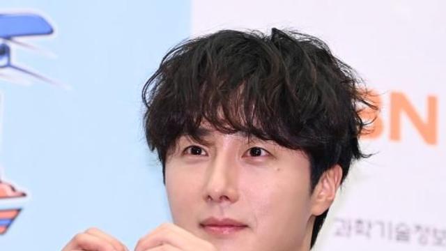 정일우, '100억 CEO' 빛삭 럽스타…
