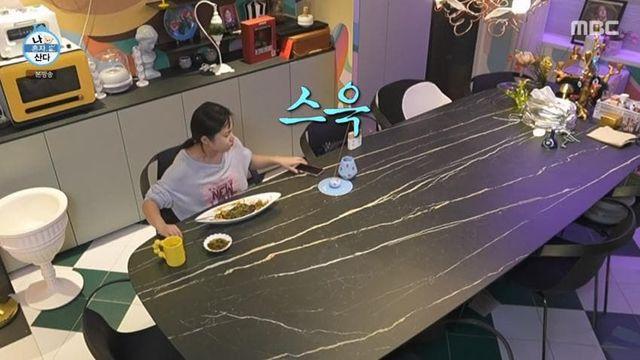 최애그룹 무대 영상을 보며 식사중인 박나래.jpg