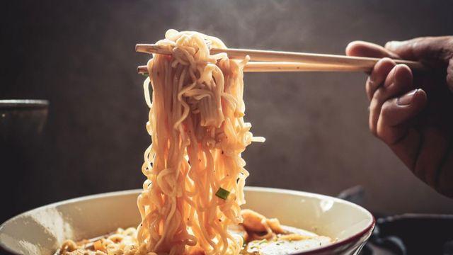 우리나라에선 못 먹는다…해외에서 3배 넘게 비싸도 싹 쓸어간다는 '한국 라면'