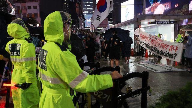 반중 시위대, 혐중 표현 써가며 빗속 도심 행진
