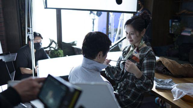 이병헌·손예진, 진한 ♥부부의 맛…'어쩔수가없다', 강렬한 현장이 한눈에