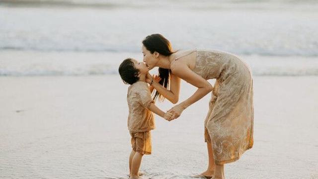 전혜빈 발리서 아들과 활짝…화목한 모습 공개