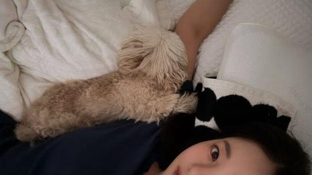 김사랑, 강아지와 침대 셀카 공개... “또 나만 늙었네”