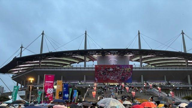 [IN VIEW] 가을비가 무슨 상관이랴...킥오프 두 시간 전 경기장 모인 축구 팬들