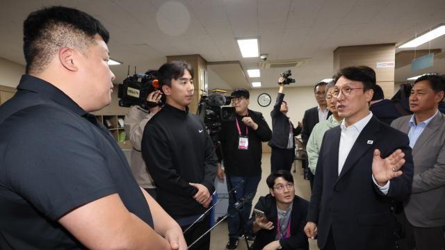 김민석 총리, 새벽 인력시장 찾아 