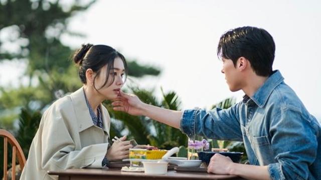 장기용♥안은진, 등져도 마주 봐도 설레네 (키스는 괜히 해서)