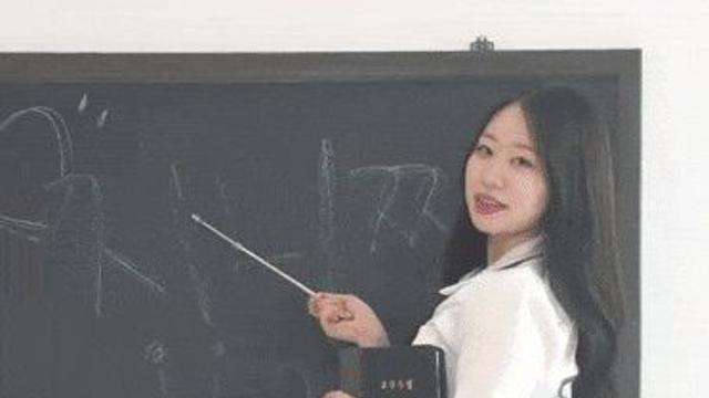 남학생들 수업 집중 시키는 학원 선생님