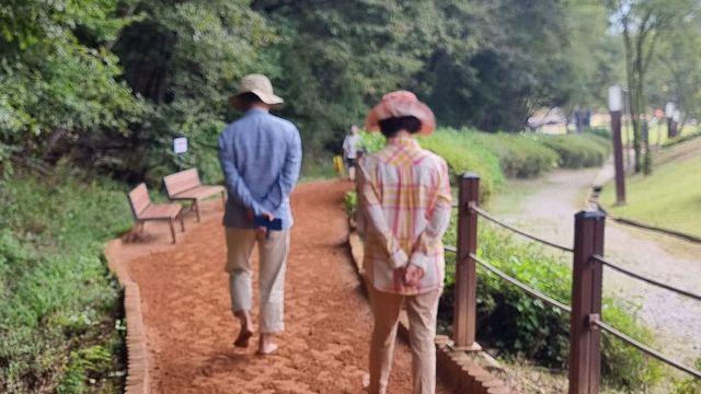 성남시, 시민 맨발 황톳길 흙 뒤집기 작업 진행