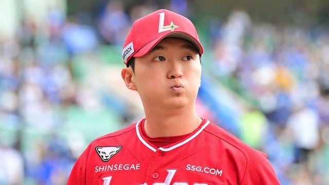 KKKKKK 미쳤다! 김건우 KBO 최초 역사 달성!…PS 경기 개시 후 연속 타자 탈삼진 신기록 [준PO2]