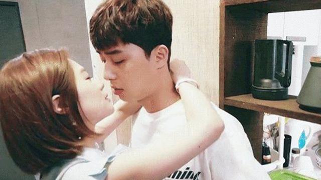 혀부터 넣는 여배우